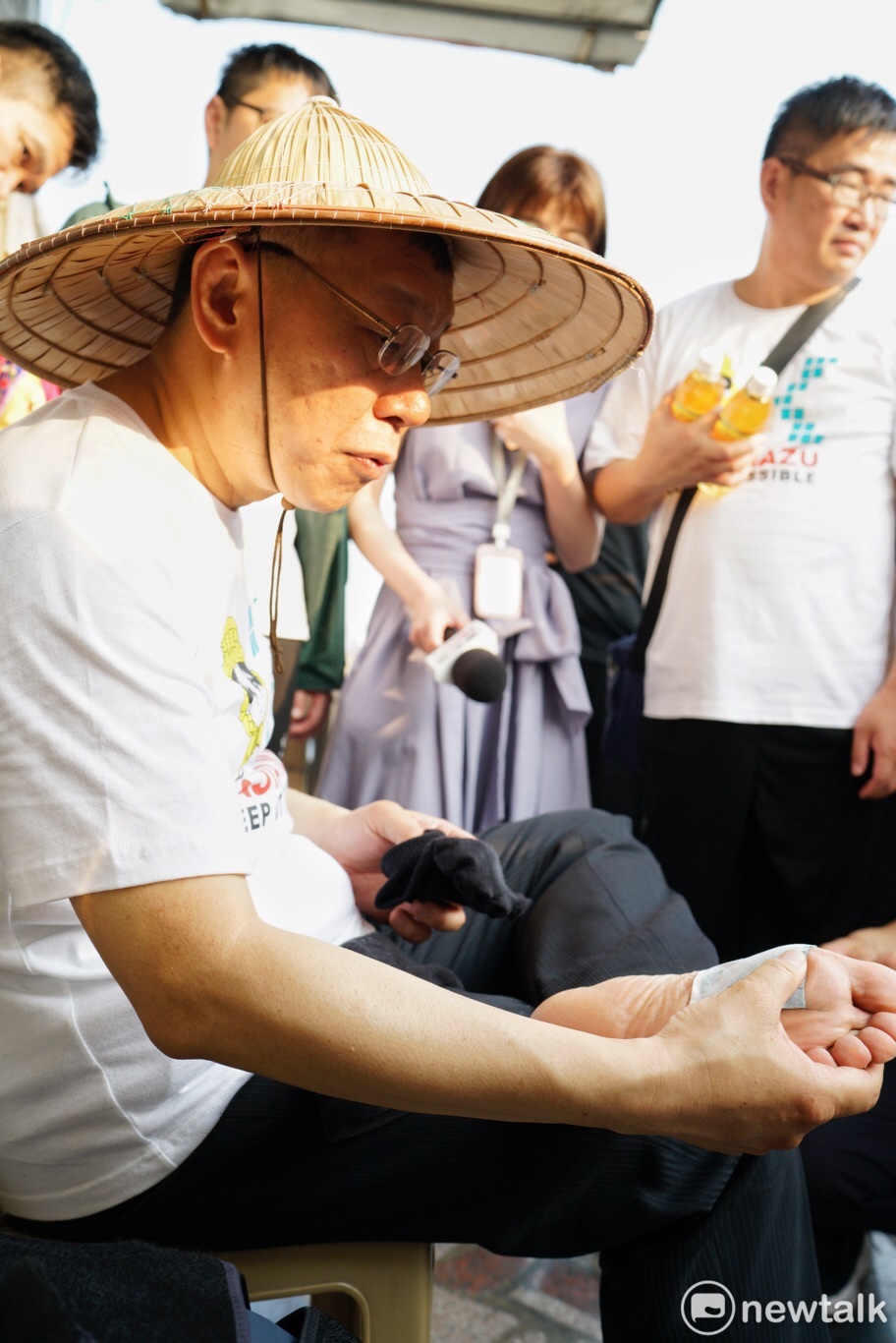 柯文哲參加大甲媽祖遶境活動，阿北看看腳受傷程度，等下還是要繼續往前走。 圖：張良一／攝影