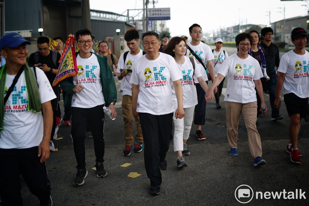 照片為民眾黨主席、前台北市長柯文哲參加大甲媽祖遶境活動，心腹蔡壁如、柯文哲文宣幕僚等通通到場陪走。 圖：張良一／攝（資料照）