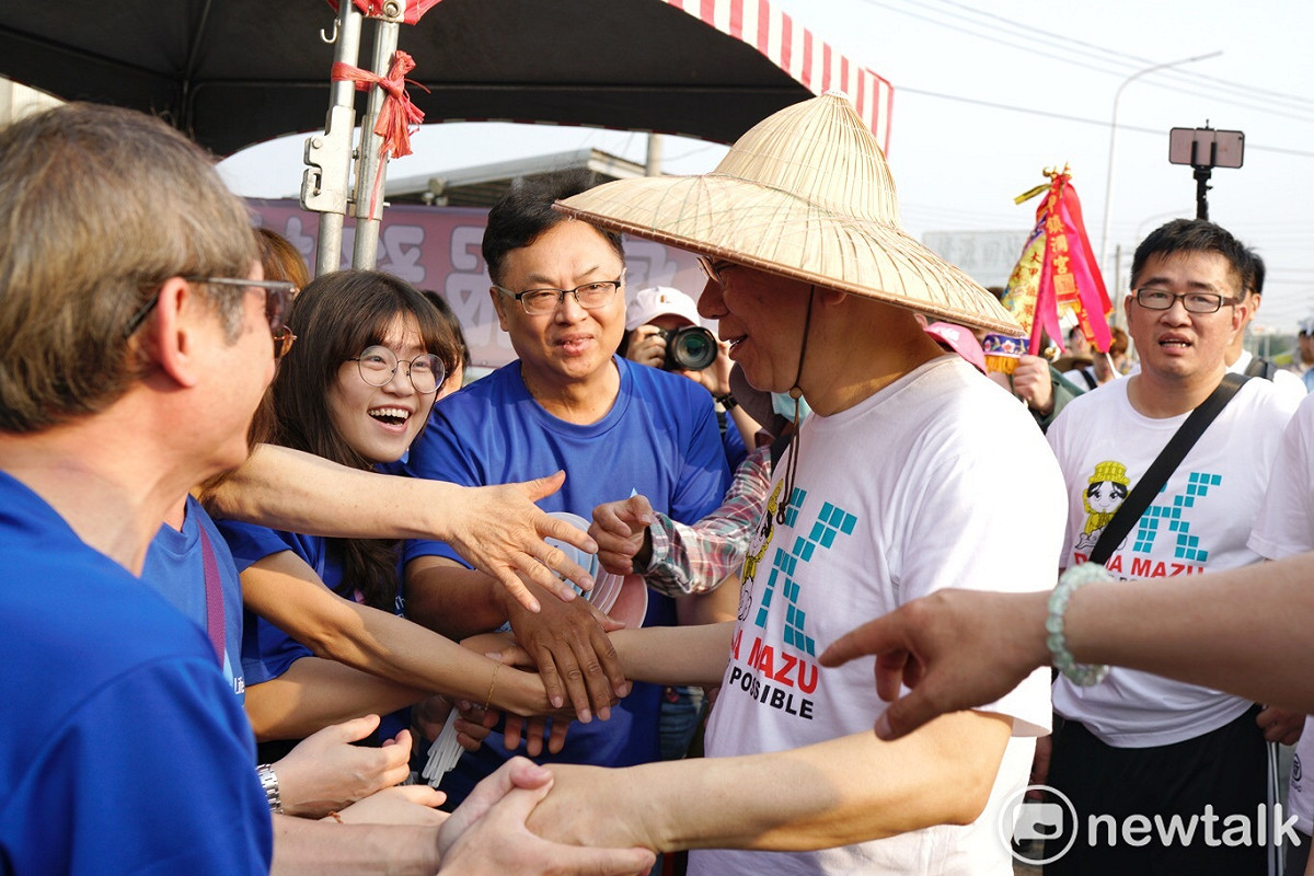 柯文哲參加大甲媽祖遶境活動，民眾無論如何要來握手一下。 圖：張良一／攝影