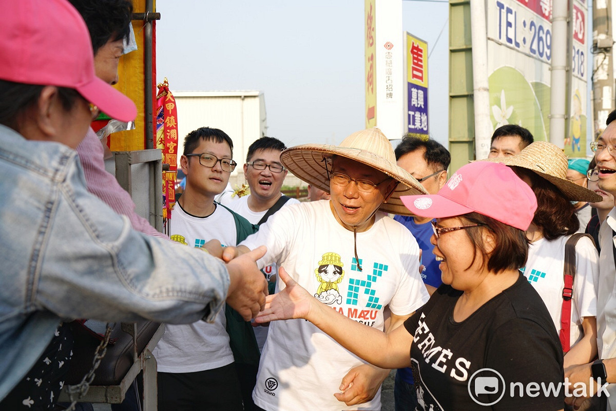 柯文哲參加大甲媽祖遶境活動，坐在貨車上民眾，再怎樣也要跟民眾握手。 圖：張良一／攝影