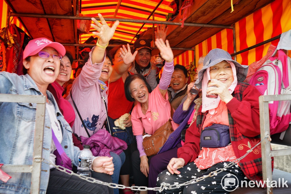 柯文哲參加大甲遶境活動，坐在車子裡的香客，熱情向柯文哲揮手致意。 圖：張良一／攝影