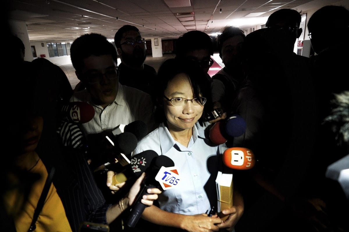 本報特約攝影記者張良一獲2019台灣新聞攝影大賽「年度最佳新聞攝影作品集」等四個獎項，圖為年度最佳新聞攝影作品集作品之一的北農總經理在媒體的堵訪中前往北農董事會會場。 圖：張良一/攝