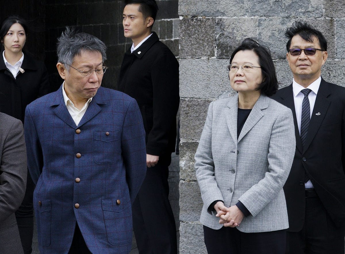 本報特約攝影記者張良一獲2019台灣新聞攝影大賽「年度最佳新聞攝影作品集」等四個獎項，圖為年度最佳新聞攝影作品集作品之一的總統蔡英文在九合一大選後，在台北市長柯文哲的陪同下視察北門。 圖：張良一/攝