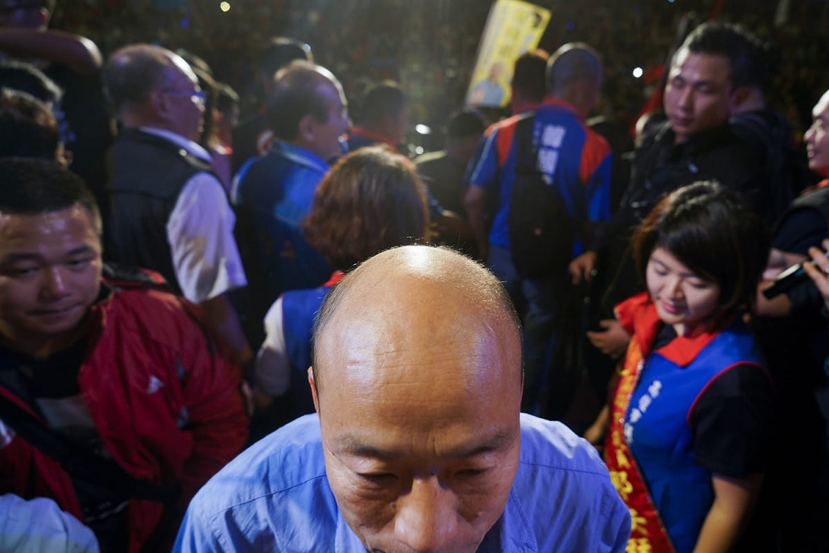 本報特約攝影記者張良一獲2019台灣新聞攝影大賽「年度最佳新聞攝影作品集」等四個獎項，圖為年度最佳新聞攝影作品集作品之一的高雄市長候選人韓國瑜在眾人的簇擁下登上舞台。 圖：張良一/攝(資料照片)