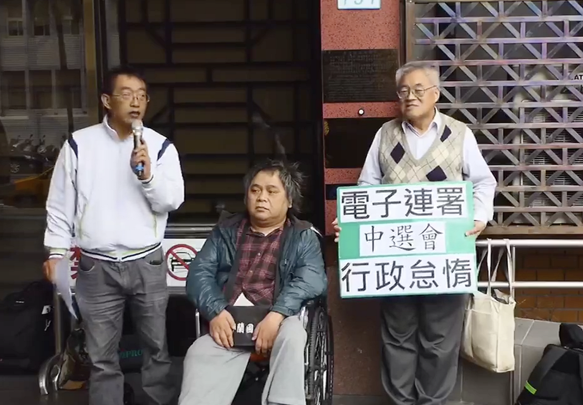 高成炎、方儉今(15)日到台北地檢署告發中選會代主委陳朝建瀆職。 圖：翻攝自陳志銘直播影片