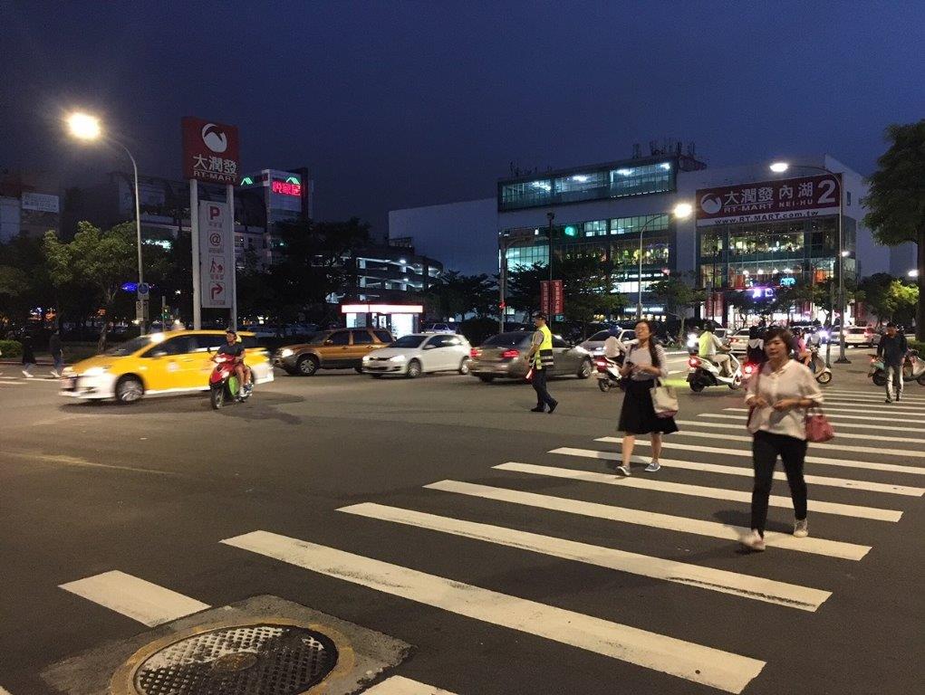 台北市政府警察局今（15）日表示，即日起至19日為「路口淨空執法週」，針對全市33處路口，列為優先加強取締的目標。 圖：台北市政府警察局/提供