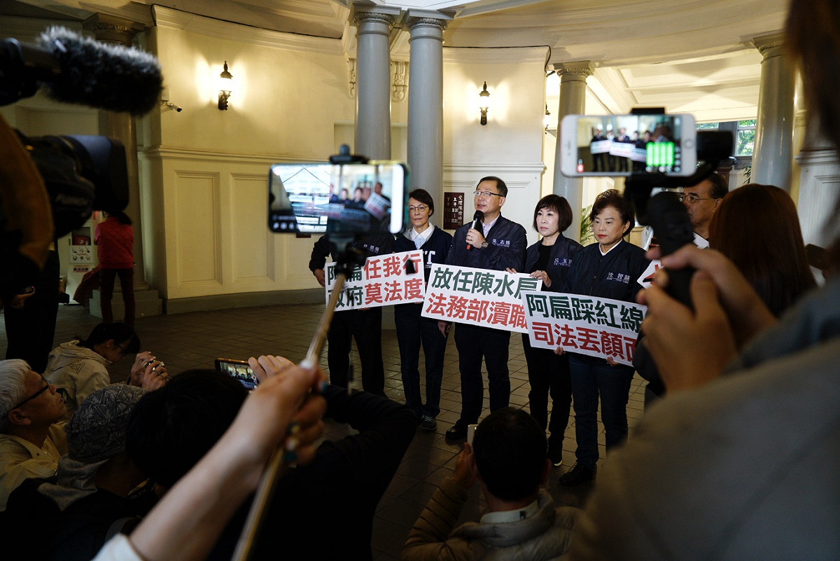 國民黨團赴監察院舉發矯正署署長黃俊棠、台中監獄典獄長邱鴻基「縱容阿扁違反保外就醫規定」違法瀆職。 圖：張良一/攝