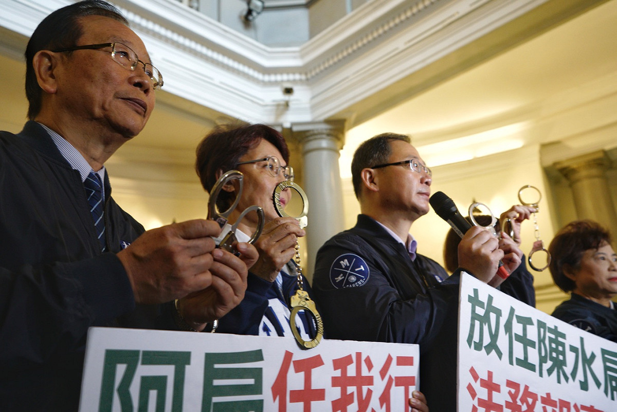 國民黨團赴監察院舉發矯正署署長黃俊棠、台中監獄典獄長邱鴻基「縱容阿扁違反保外就醫規定」違法瀆職。 圖：張良一/攝