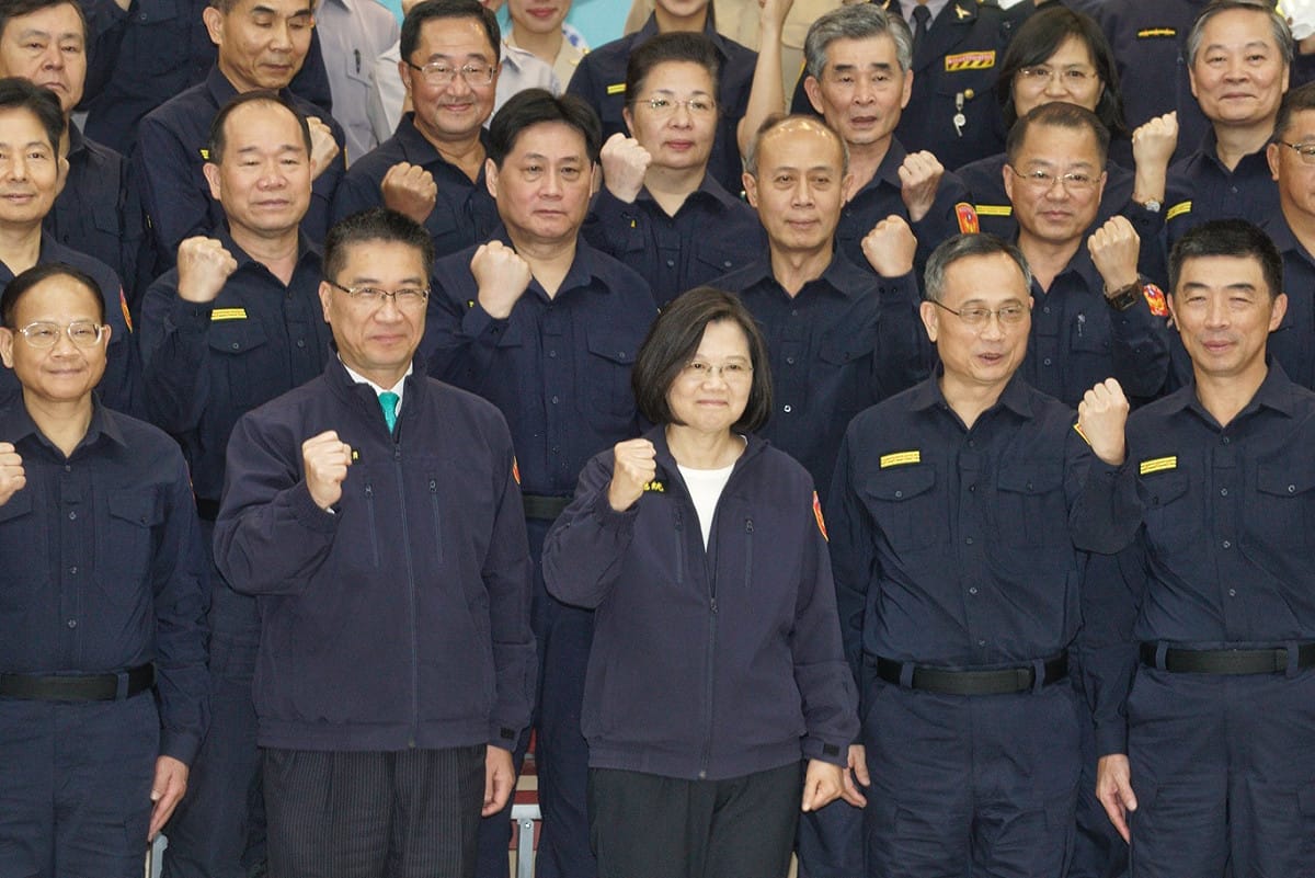 總統蔡英文今日特地穿上新式警便服，見證警政署全國新式警便服換裝。 圖：張良一/攝