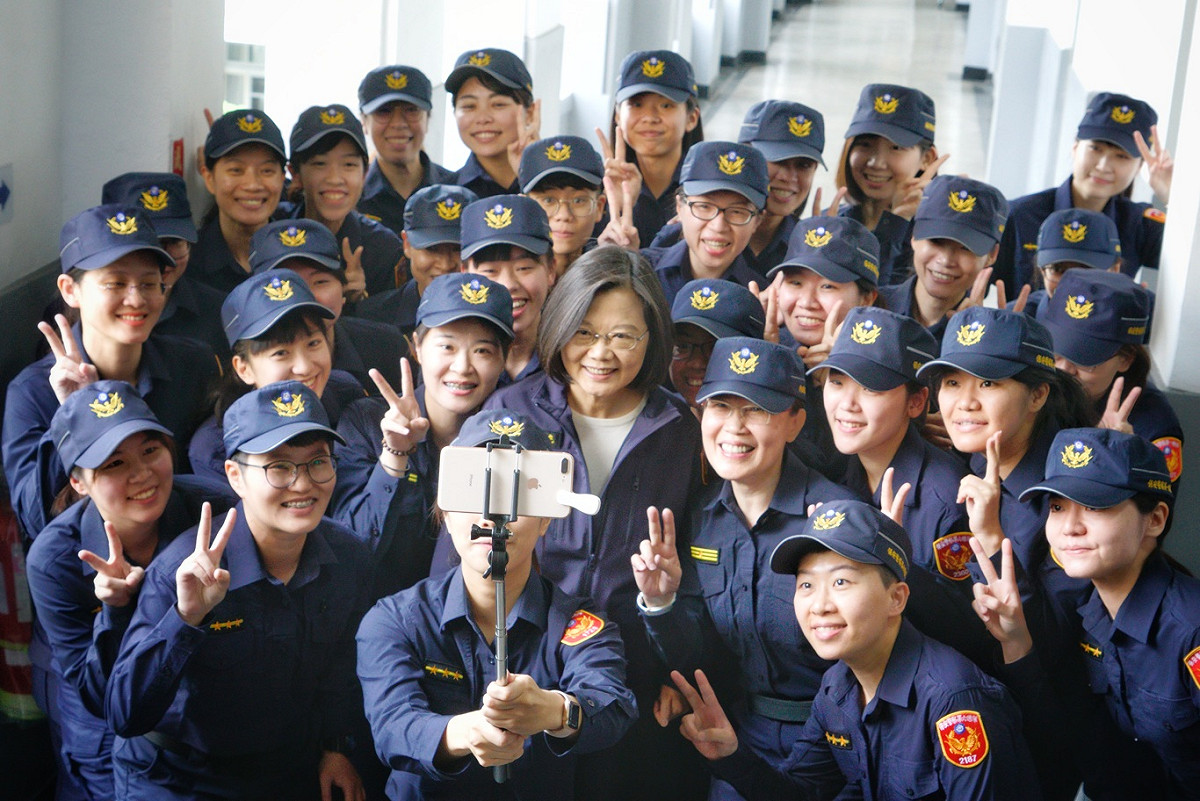 總統蔡英文今日特地穿上新式警便服，見證警政署全國新式警便服換裝。 圖：張良一/攝
