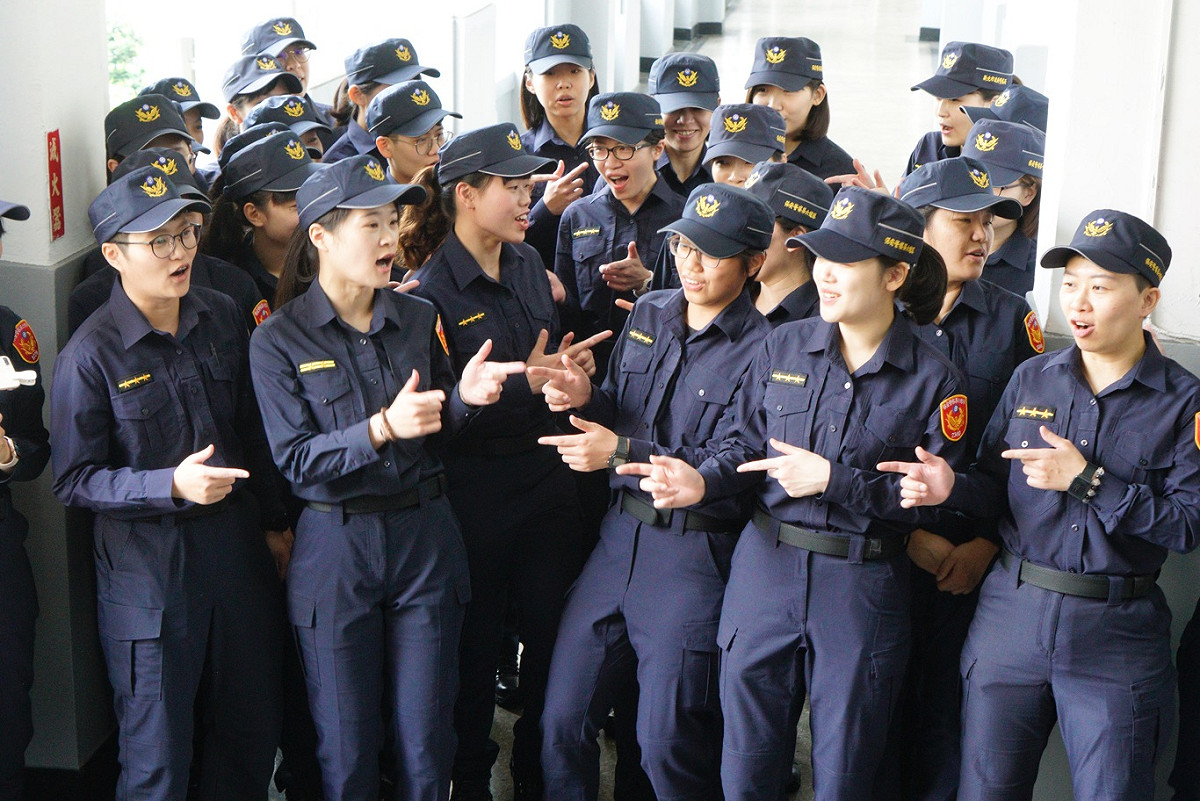 總統蔡英文今日特地穿上新式警便服，見證警政署全國新式警便服換裝。圖為女警著新式警便服。 圖：張良一/攝