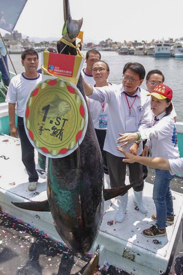今（20）日上午於東港魚市場熱鬧拍賣，屏東縣縣長潘孟安擔任拍賣官 圖：取自潘孟安粉絲專頁