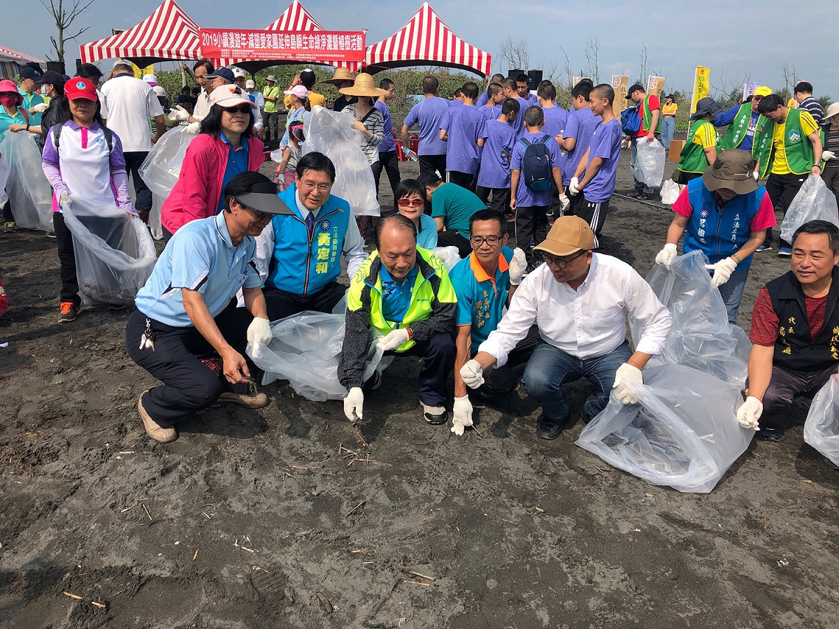 東北角風景區管理處、林務局羅東林區管理處等單位今（21）日在宜蘭縣壯圍鄉廍後海灘舉辦淨灘及植樹活動。 圖：交通部觀光局東北角暨宜蘭海岸國家風景區管理處/提供