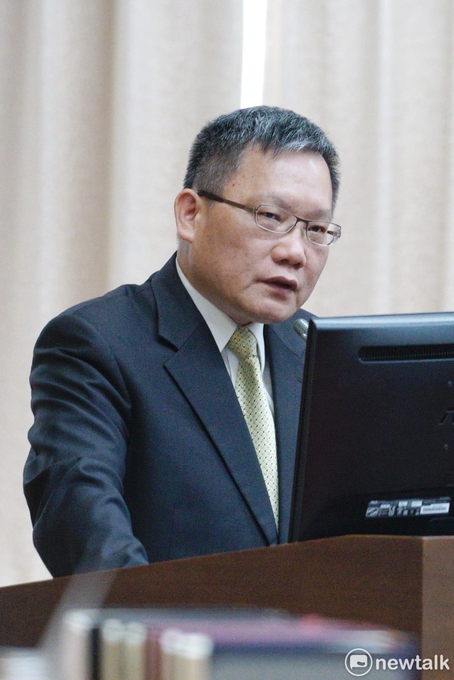 財政政部長蘇建榮22日赴立院財政委員會報告海外資金回流專法，立委擔憂此法只是延後境外資金回流炒房炒股。 圖：張良一/攝