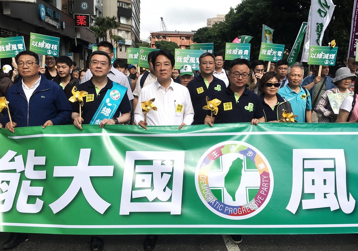 前行政院長賴清德與民進黨黨主席卓榮泰、秘書長羅文嘉等人參與廢核遊行 圖：張良一/攝