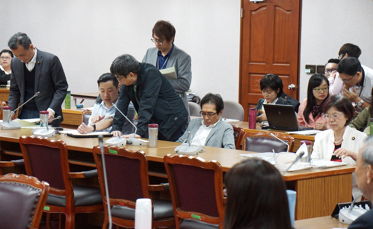 立院朝野黨團協商「司法院釋字第七四八號解釋施行法草案」和「公投第12案施行法草案」。 圖：張良一/攝