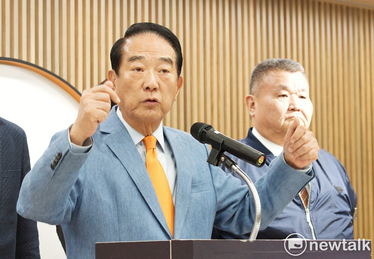 親民黨主席宋楚瑜召開記者會表示，要將總統府資政證書送回總統府。 圖：張良一／攝