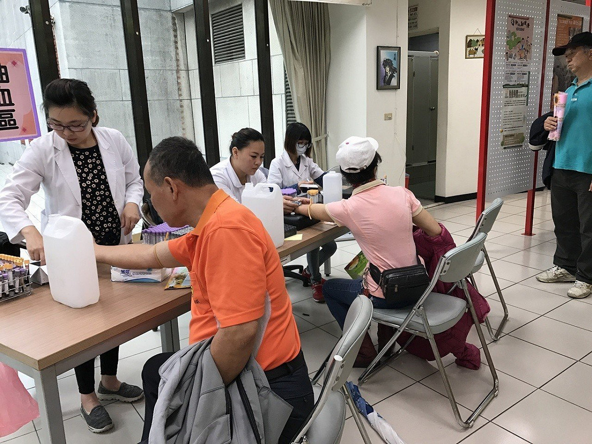 免費成人健檢時可搭配一生一次免費的B、C型肝炎篩檢，以及50至未滿75歲但尚未接受過免費大腸癌篩檢的新北市民，即日起到6月30日至衛生所完成檢查，就可獲得限量好禮。 圖：新北市衛生局/提供