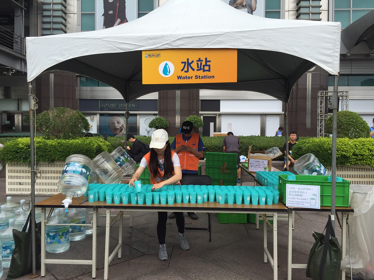為落實環境永續的理念，今年台北101製作並租用水杯的概念，省下紙杯約等於六座台北101的高度。 圖：台北101/提供
