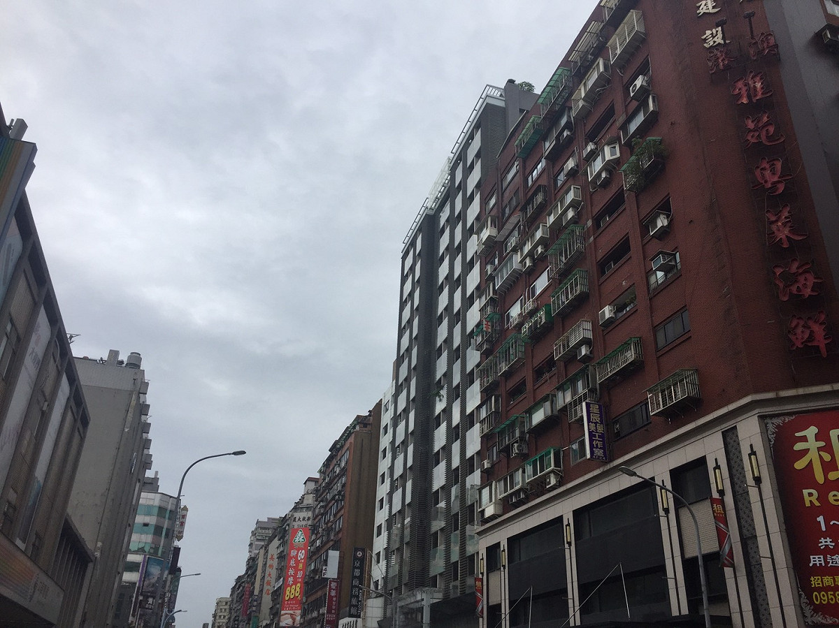 今（7）日瘦東北季風及南方雲系影響，迎風面的北部及東半部仍有局部短暫陣雨。 圖：閻芝霖/攝