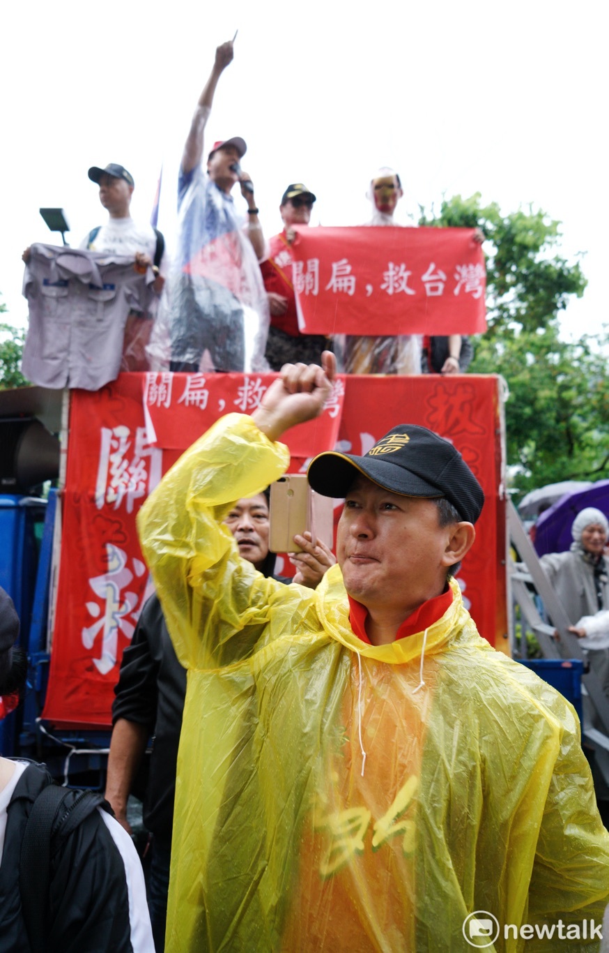 挺扁與反扁群眾在募款餐會外對峙。 圖：張良一/攝