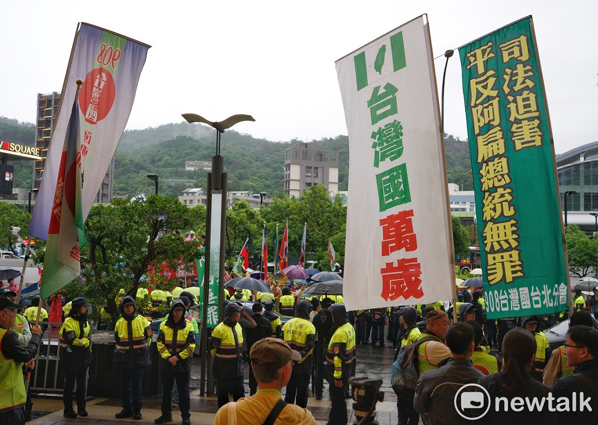 挺扁與反扁群眾在募款餐會外對峙。 圖：張良一/攝