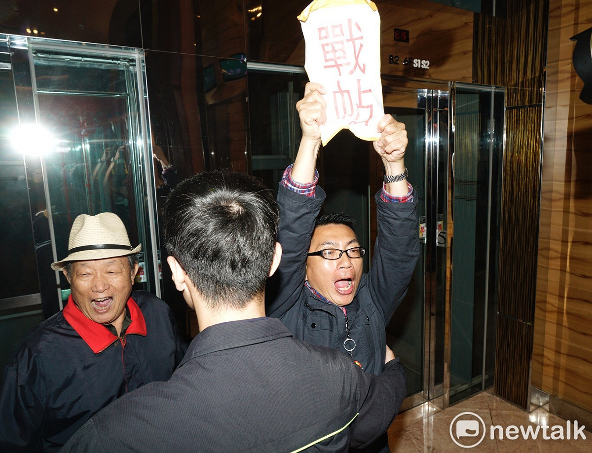 前總統陳水扁今天出席凱達格蘭基金會感恩餐會暨新書簽名會，遇到徐正文抗議，他高喊關扁救台灣。 圖：張良一/攝