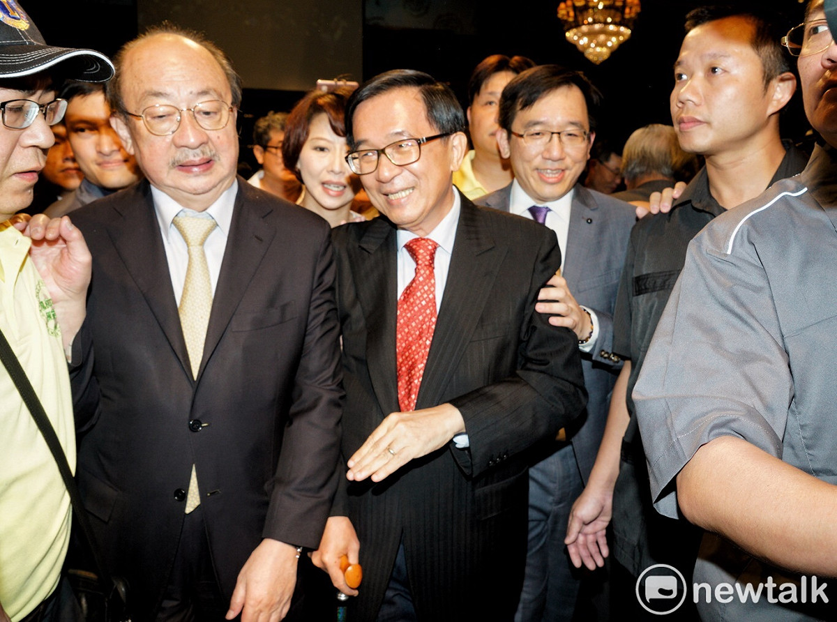 前總統陳水扁參加凱達格蘭基金會感恩餐會暨新書簽名會，在支持者簇擁下步入會場。 圖：張良一/攝