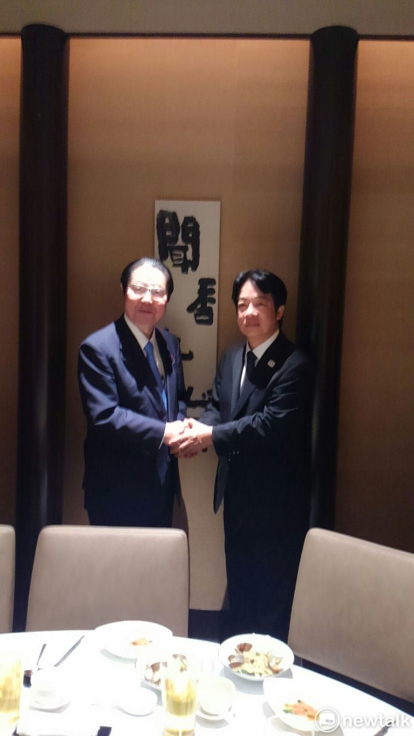賴清德與日本負責外交的前防衛大臣衛藤征士郎氏會談留影。 圖/讀者提供