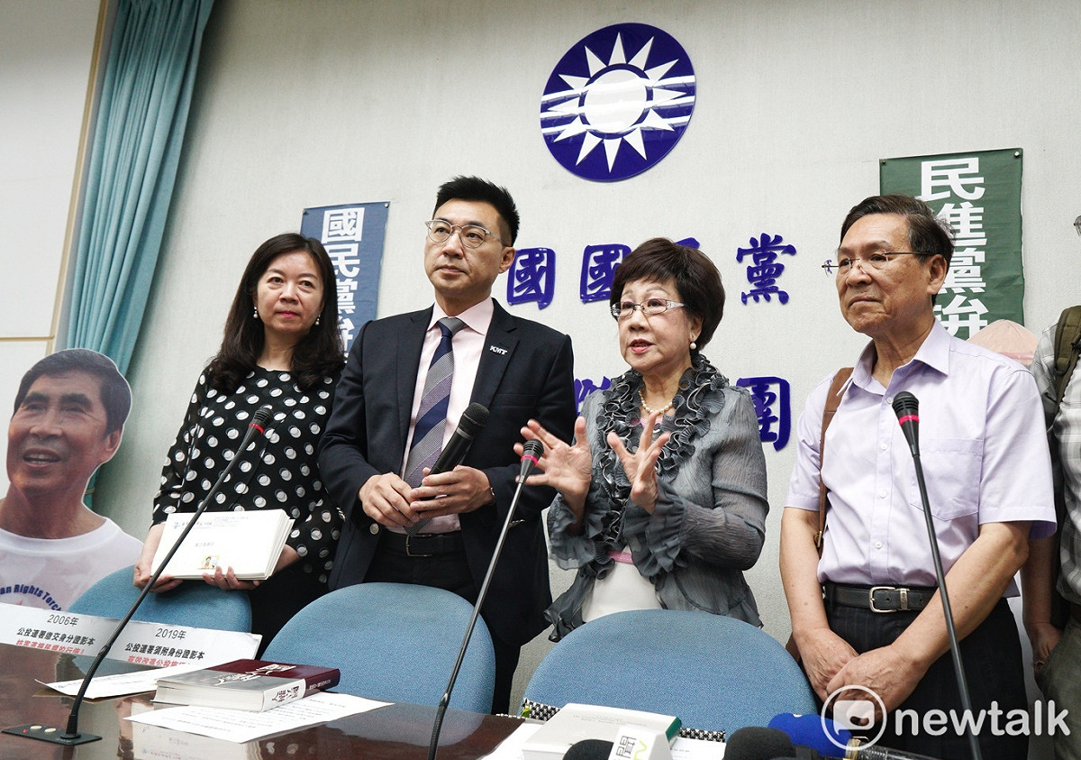 前副總統呂秀蓮拜訪立法院國民黨團，反對行政院提出「公投連署需附具身分證影本」的反民主、反人權版。 圖：張良一/攝