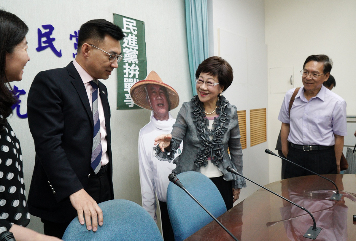 前副總統呂秀蓮拜訪立法院國民黨團，反對行政院提出「公投連署需附具身分證影本」的反民主、反人權版。 圖：張良一/攝