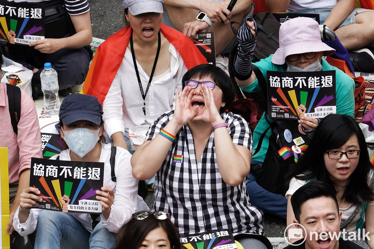 立法院朝野黨團協商同婚草案，支持婚姻平權的民眾在立法院外的青島東路集結。 圖：張良一/攝
