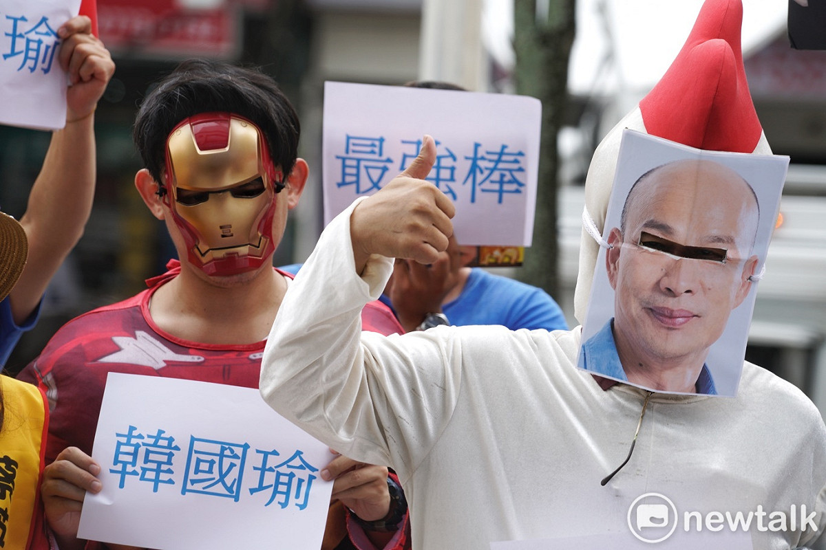 韓國瑜支持者在國民黨中央黨部外聲援韓國瑜。 圖：張良一/攝