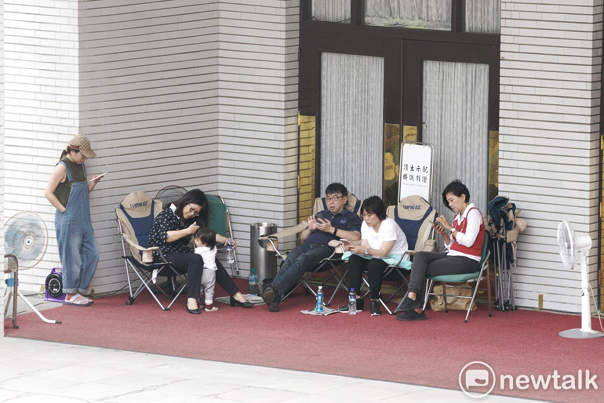 立法院院會明日將對3個不同版本的同婚草案進行表決，民進黨立院黨團為確保院版「司法院釋字第748號解釋施行法」草案順利通過，民進黨立委管碧玲、段宜康、劉世芳和葉宜津等人在議場外輪流排隊守候。 圖：張良一/攝