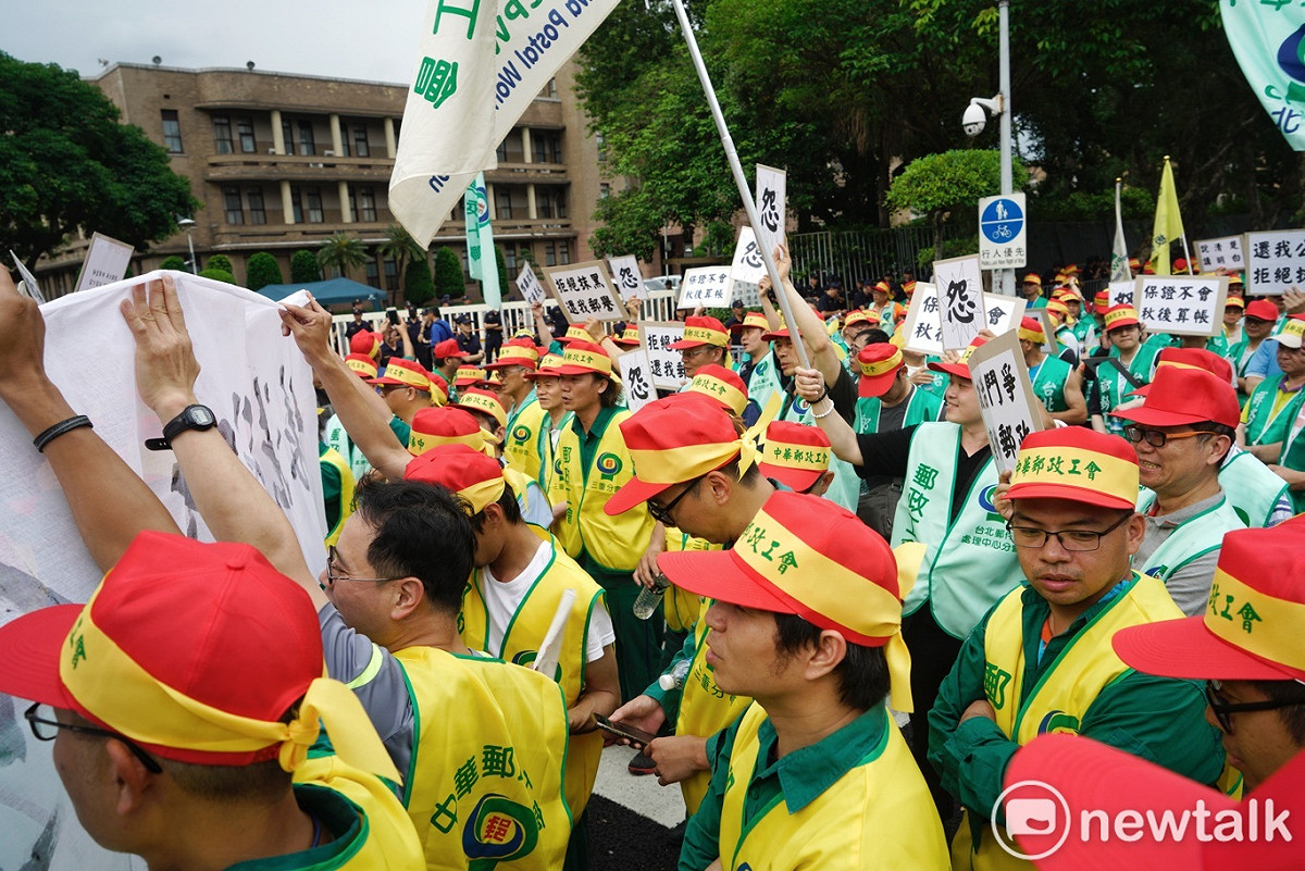 中華郵政工會為抗議行政院撤換中華郵政董事長和總經理，下午發動工會成員在行政院前抗議，要求行政院收回成命。 圖：張良一 / 攝