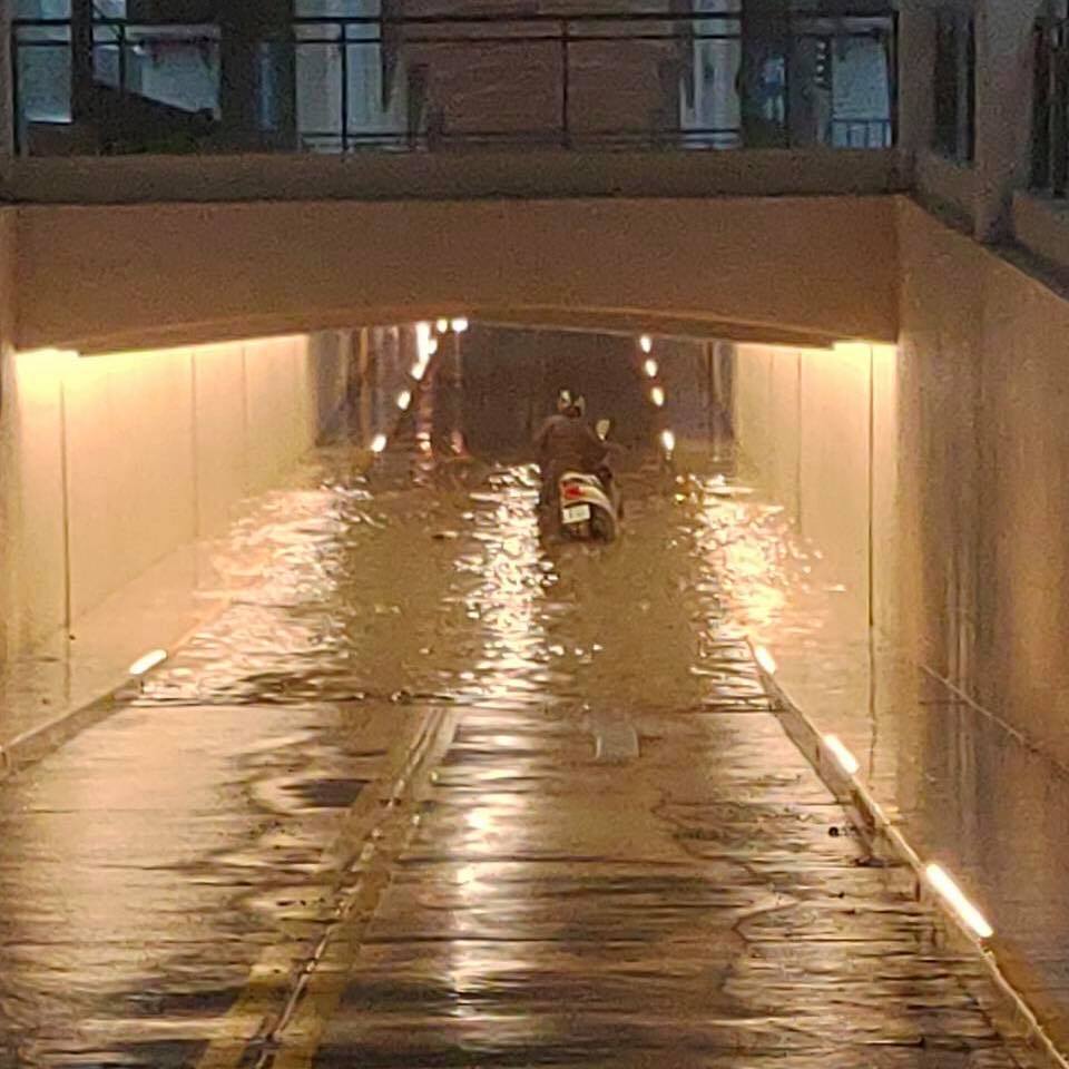 網友PO文表示，東大路與竹蓮街地下道與光復路地下道、監理站周圍已嚴重積水、自由路與民族路口號誌壞掉已派員警前來疏導 圖：取自我是新竹人粉絲專頁