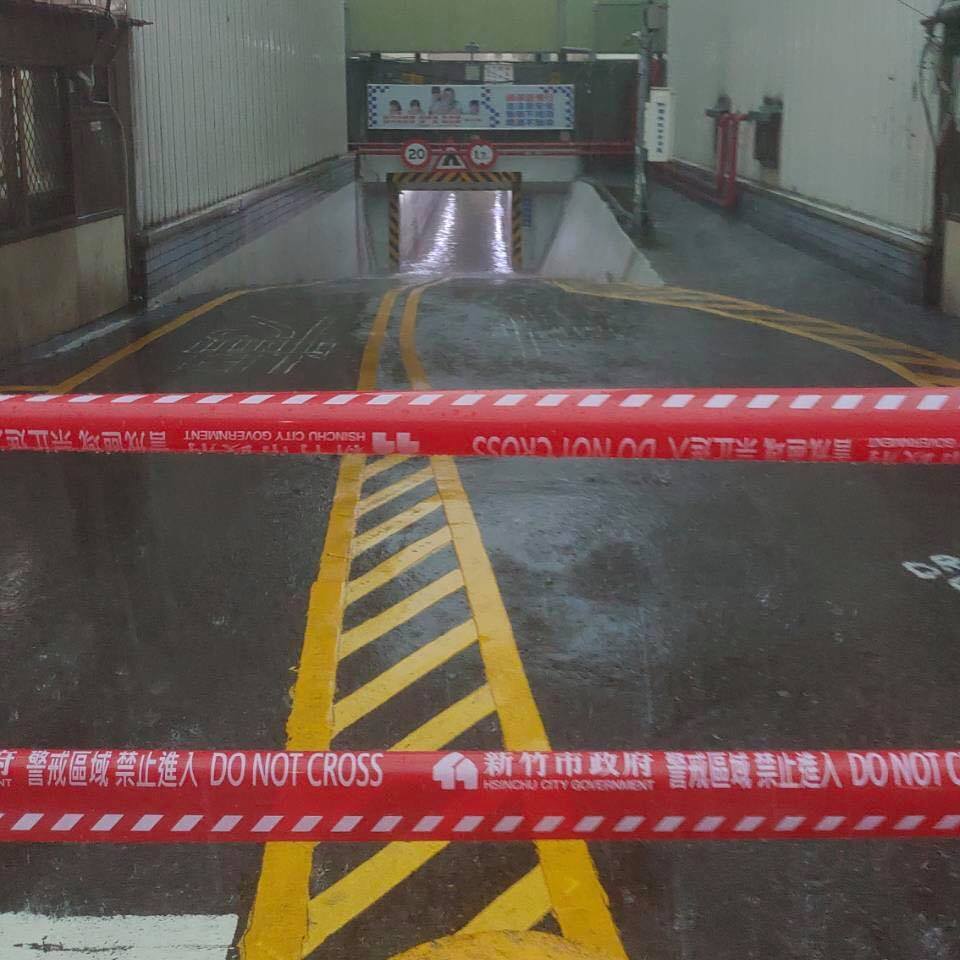 今東大路與竹蓮街地下道與光復路地下道、監理站周圍已嚴重積水、自由路與民族路口號誌壞掉，新竹縣政府也封閉9地下道。 圖：取自我是新竹人粉絲專頁