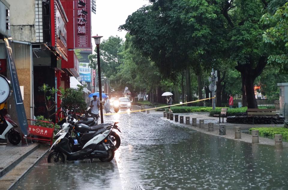 今日新竹縣新豐鄉雨量已突破350毫米，各區紛紛傳來淹水災情，提醒民眾外出注意 圖：取自我是新竹人粉絲專頁