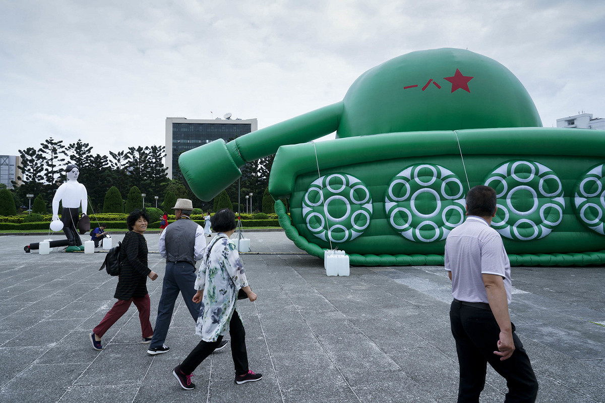 來自中國的觀光客經過坦克人裝置展。 圖：張良一/攝