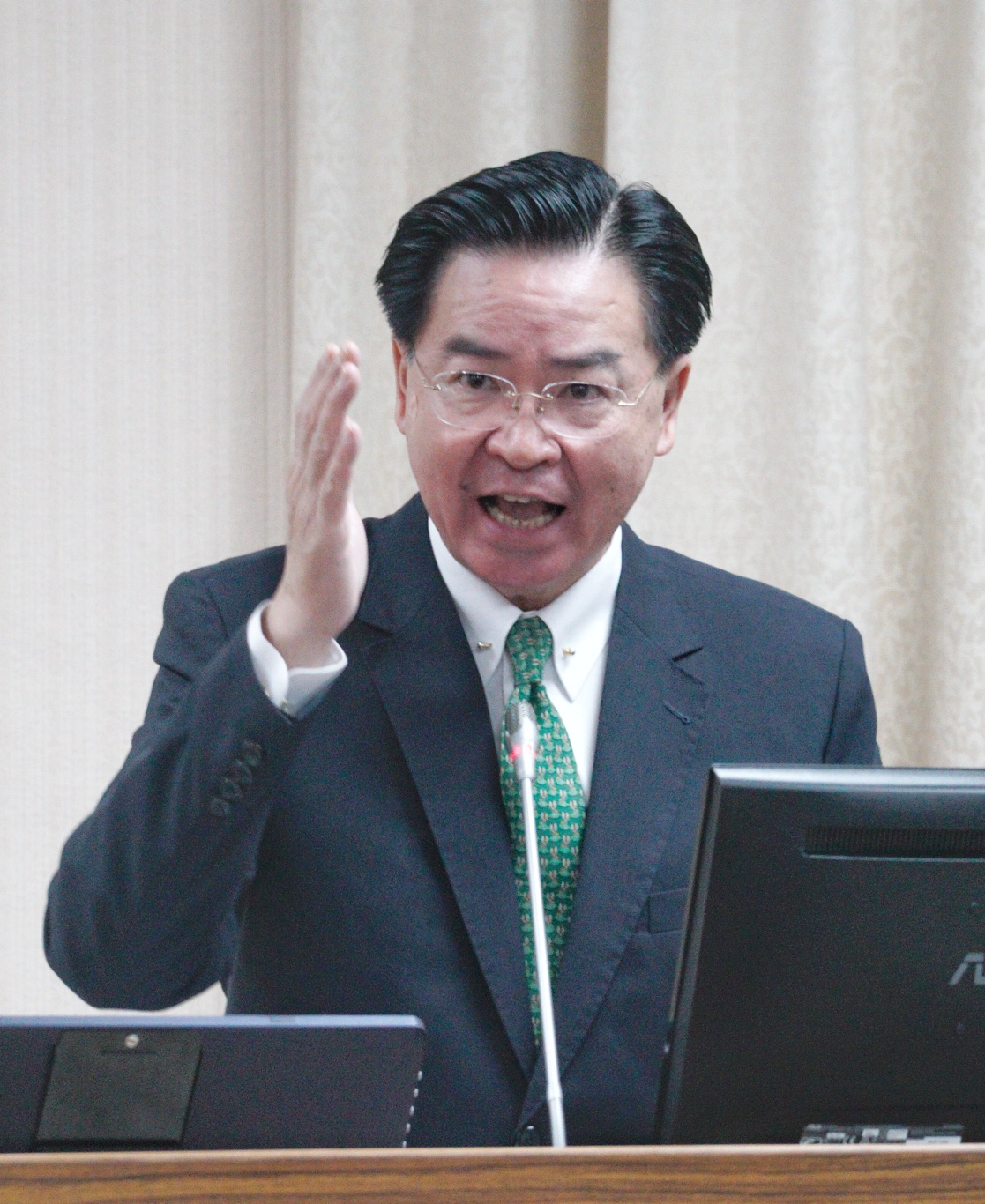 外交部長吳釗燮在立院外交及國防委員會備詢。 圖：張良一/攝