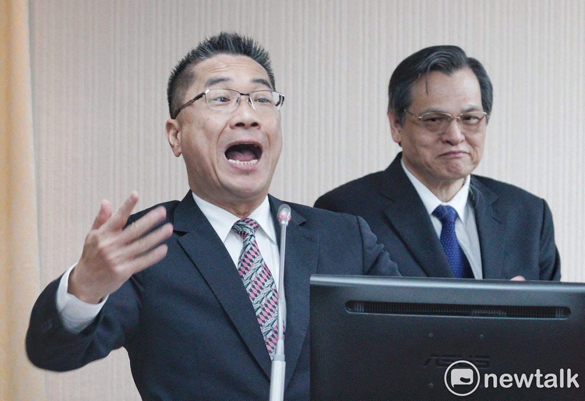 內政部長徐國勇（左）和陸委會主委陳明通（右）在立法院內政委員會。 圖：張良一/攝（資料照片）