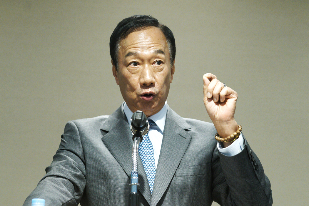 國民黨總統初選參選人郭台銘今天下午召開記者會，重炮抨擊蔡政府「好傻好天真」。 圖：張良一/攝