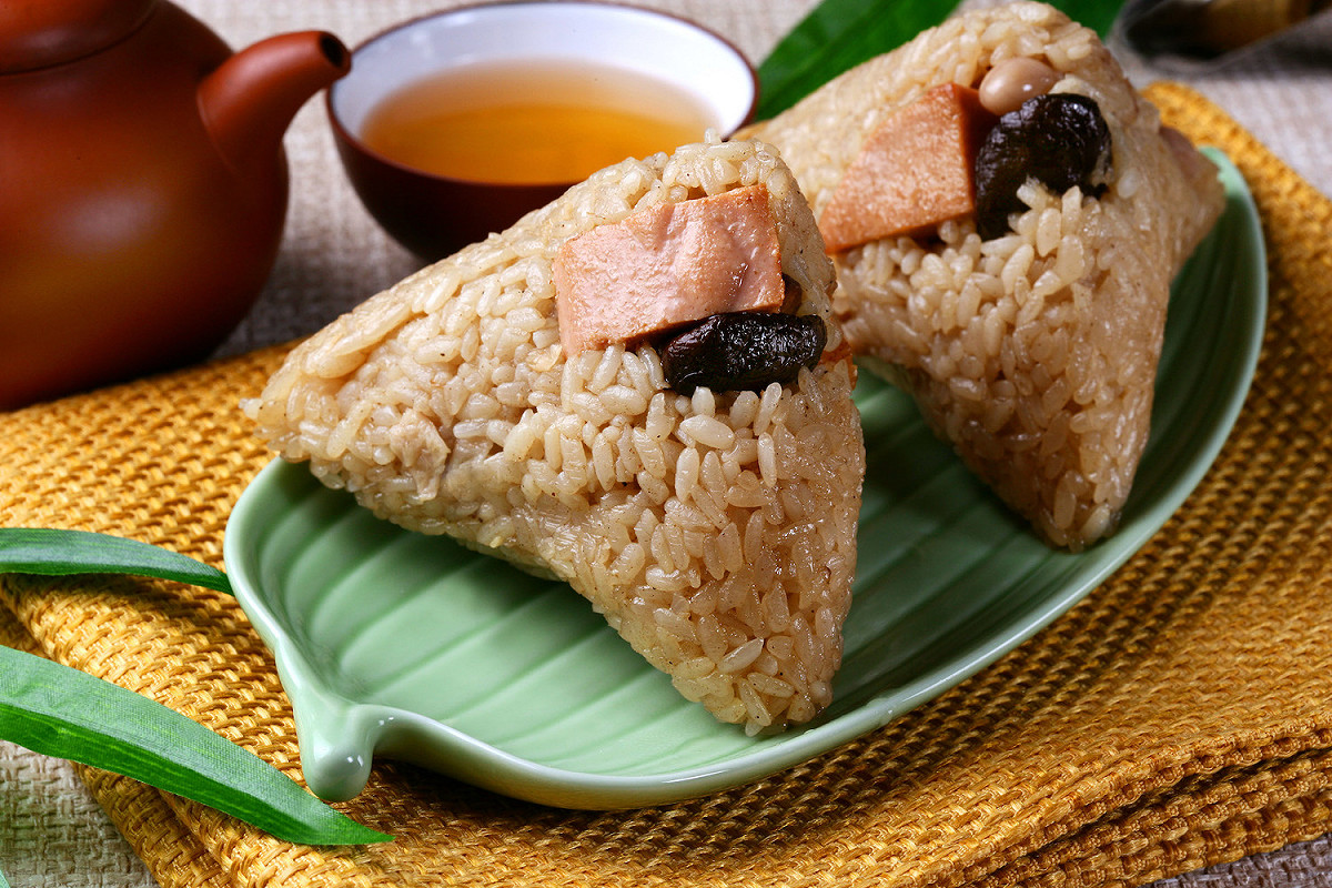 吃粽子是許多華人慶端午的常見活動。 圖：新頭殼資料照