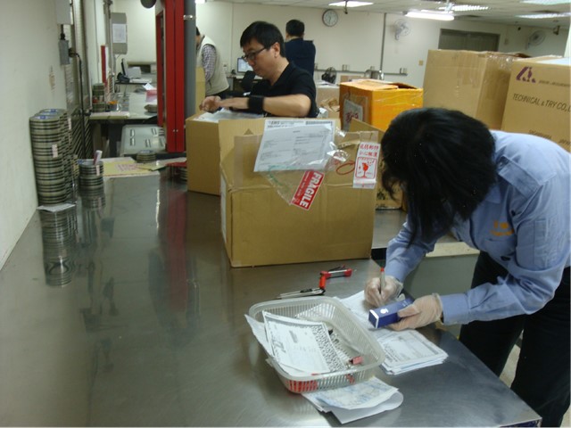 近年來由於電子商務興起，民眾透過網路購買國外植物檢疫物郵寄輸入的案件日益增加，致有害生物隨而傳入台灣的風險提高。 圖：財政部關務署台中關/提供