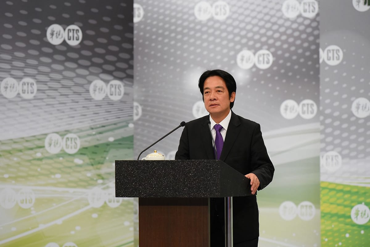 前行政院長賴清德與總統蔡英文參加民進黨總統初選電視政見發表會。 圖：民進黨/提供