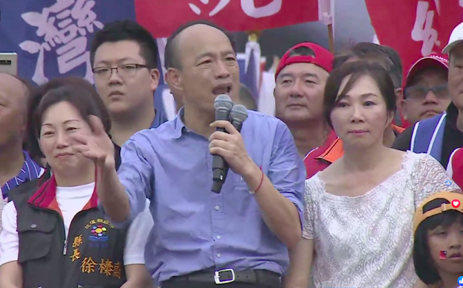 花蓮縣長徐榛蔚（左一）現身「花蓮造勢大會」，公開表態支持高雄市長韓國瑜（左四）選總統。 圖：翻攝自傅崑萁臉書