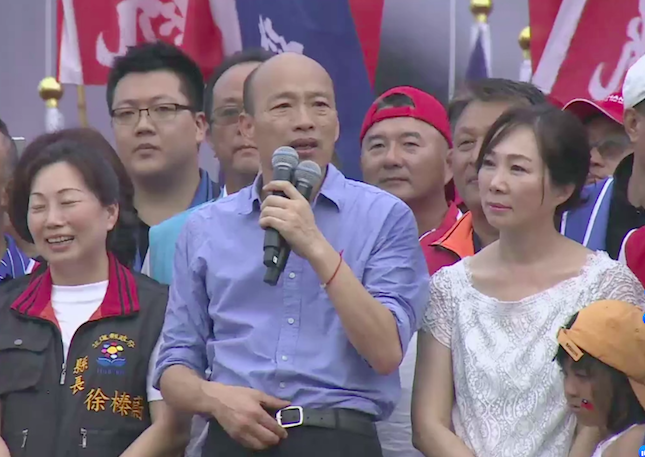 花蓮縣長徐榛蔚（左一）現身「花蓮造勢大會」，公開表態支持高雄市長韓國瑜（左四）選總統。 圖：翻攝自 傅崑萁 臉書