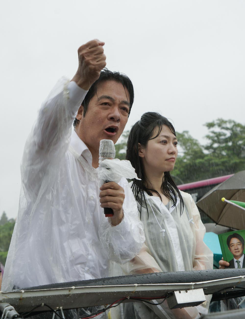 民進黨總統初選人賴清德6月9日從屏東北上掃街拜會，今天傍晚在大雨中抵達總統府前的凱達格蘭大道，他特別感謝大家一路以來的相挺與支持。 圖：張良一/攝