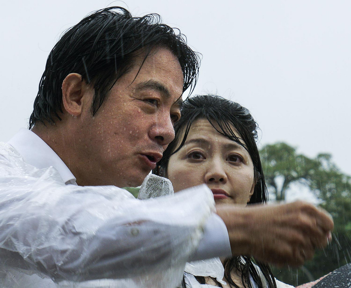 民進黨總統初選人賴清德6月9日從屏東北上掃街拜會，今天傍晚在大雨中抵達總統府前的凱達格蘭大道，他特別感謝大家一路以來的相挺與支持。 圖：張良一/攝