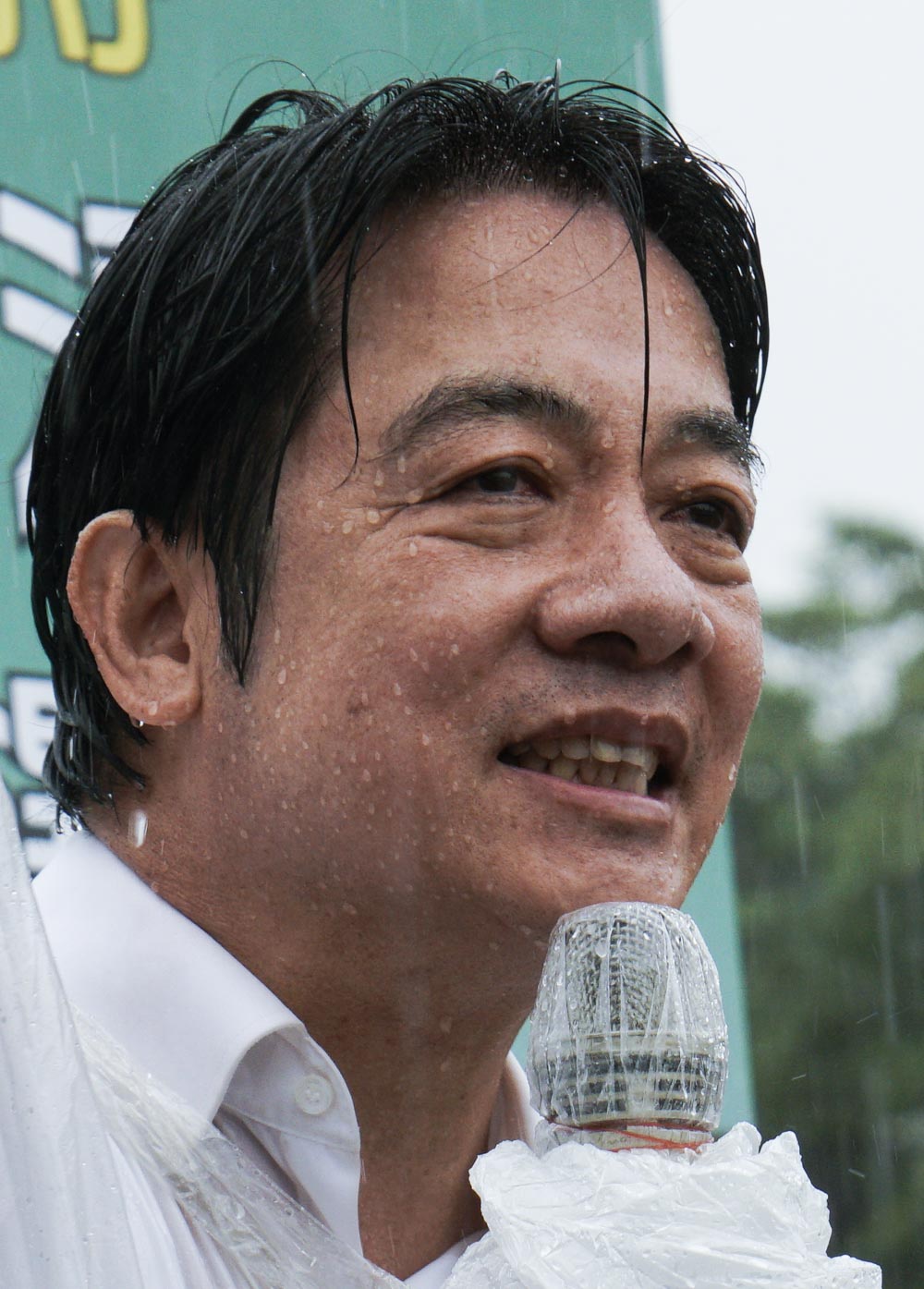 民進黨總統初選人賴清德6月9日從屏東北上掃街拜會，今天傍晚在大雨中抵達總統府前的凱達格蘭大道，他特別感謝大家一路以來的相挺與支持。 圖：張良一/攝